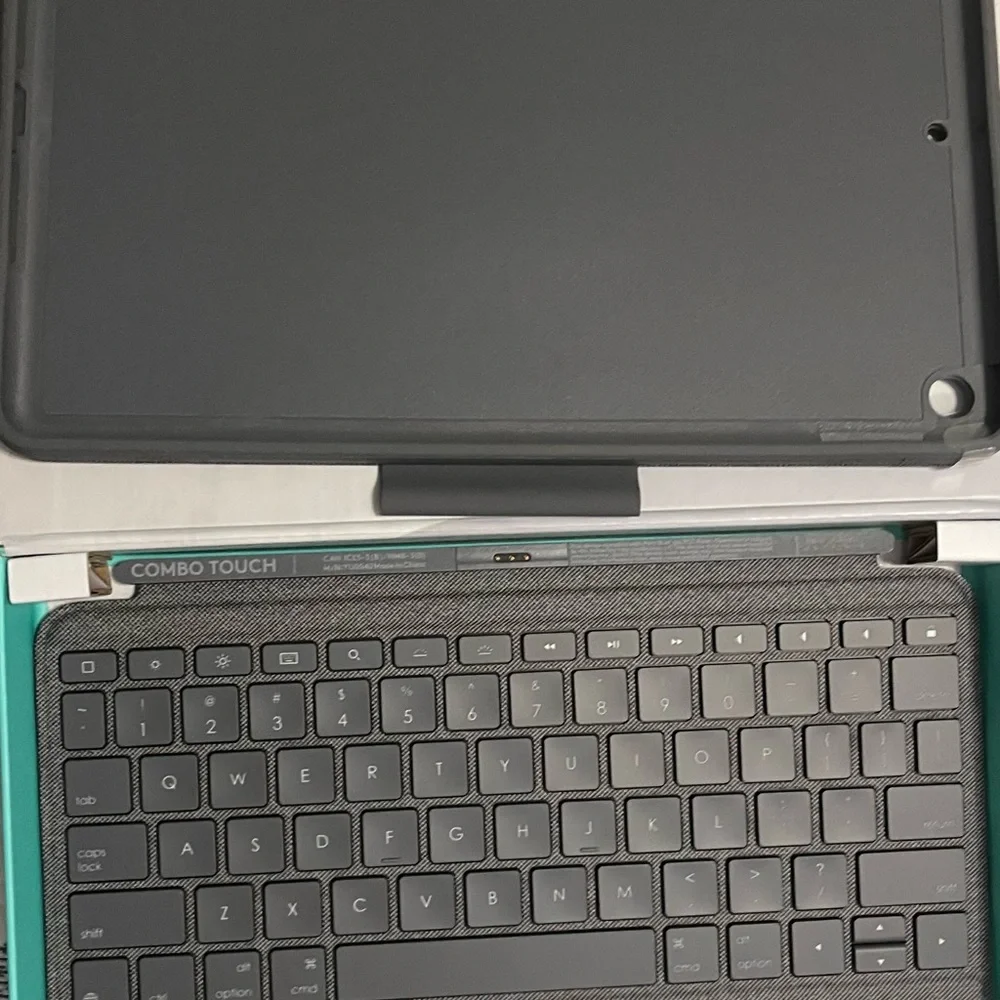 Logitech keyboard combo touch iPad (7th and 8th generation)